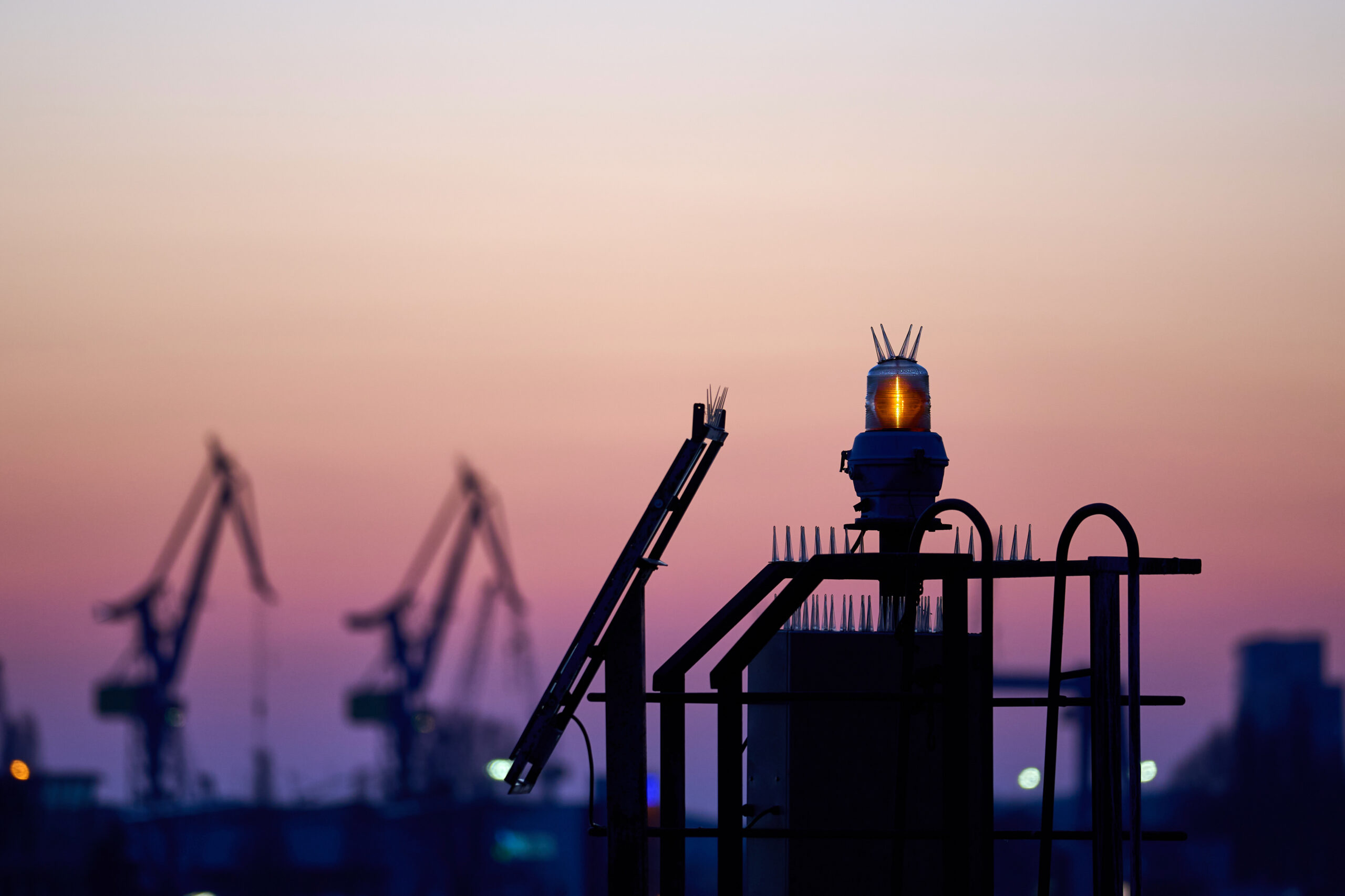 Signalleuchte & Hafenkräne bei Sonnenuntergang